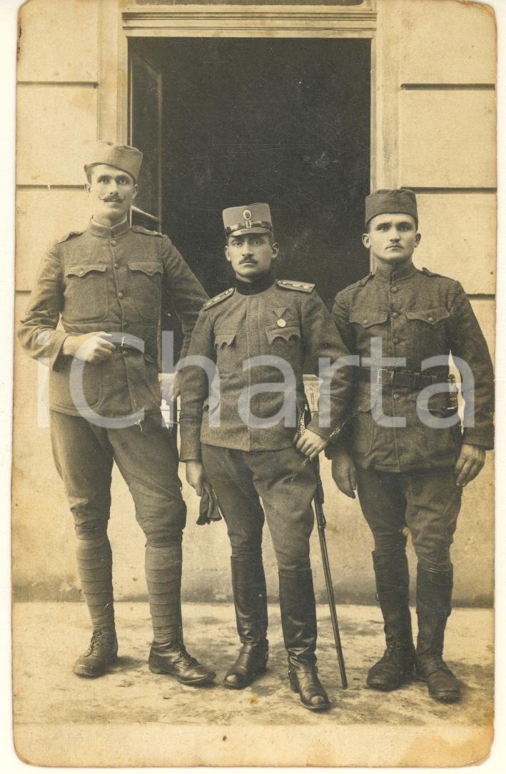Fotografia d epoca originale 1918 WW1 ESERCITO SERBO Ufficiale decorato e commilitoni Foto 9x14 cm 1