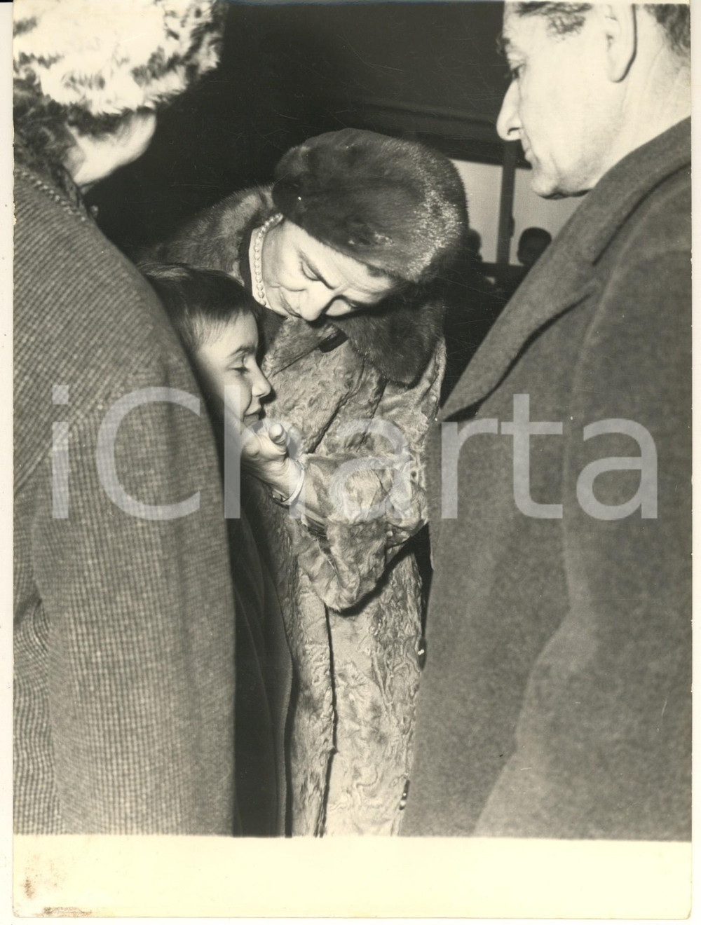 Fotografia d epoca originale 1961 ROMA Famiglia Cristiana  Donna Carla GRONCHI con bambino premiato Foto 1