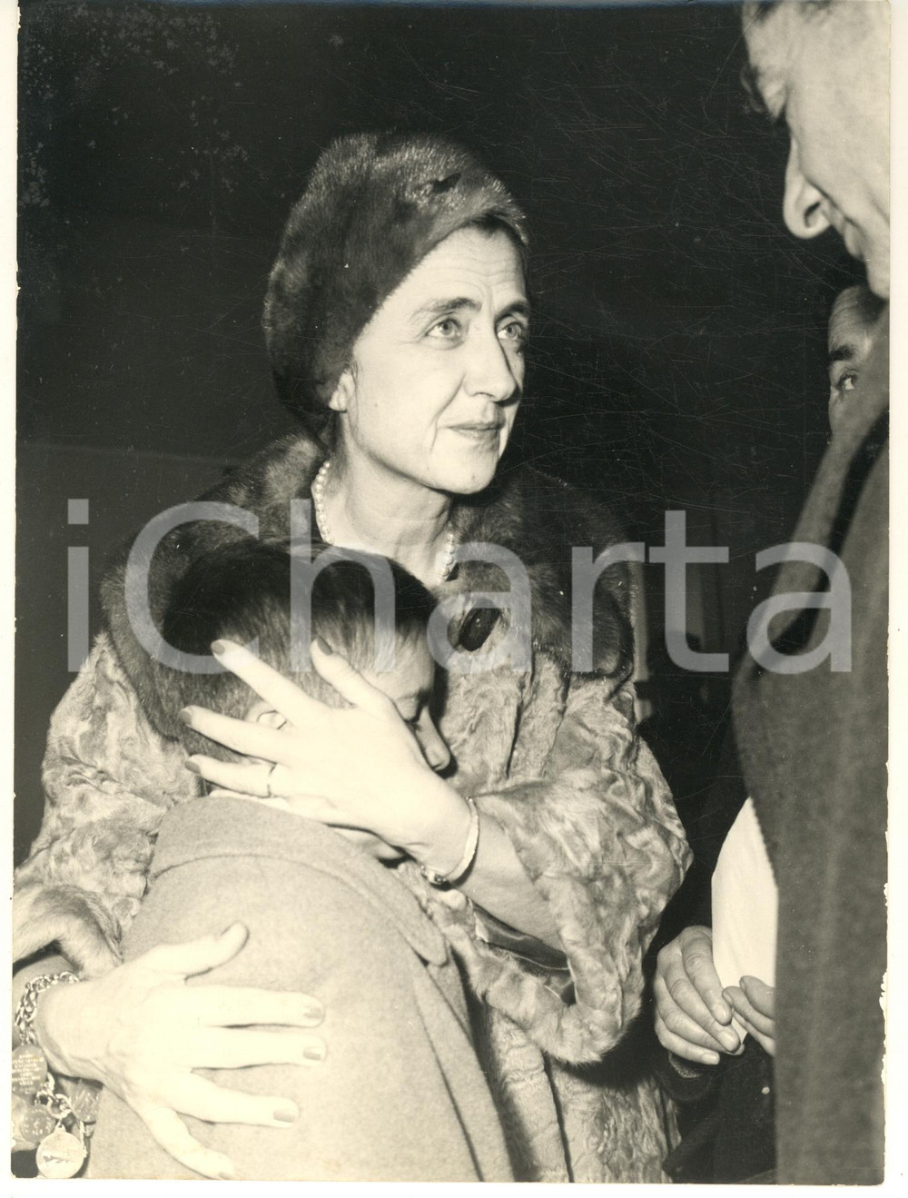 Fotografia d epoca originale 1961 ROMA Famiglia Cristiana  Donna Carla GRONCHI con bambino premiato Foto 1