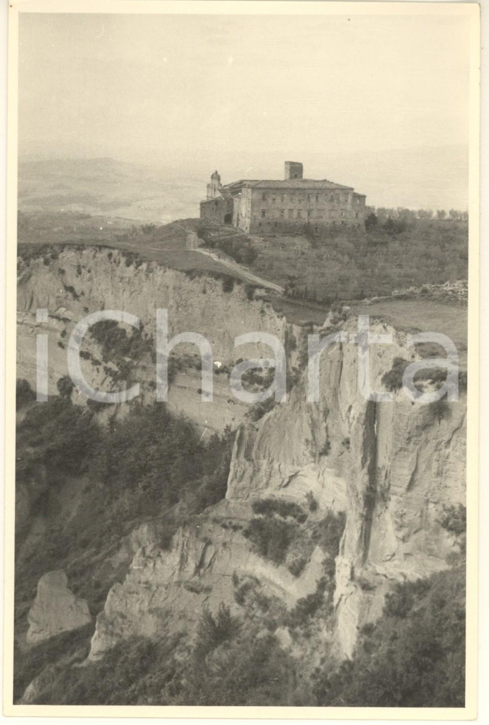 Fotografia d epoca originale 1960 ca VOLTERRA Le Balze  Badia dei Camaldolesi  Foto vintage 12x17 cm 1