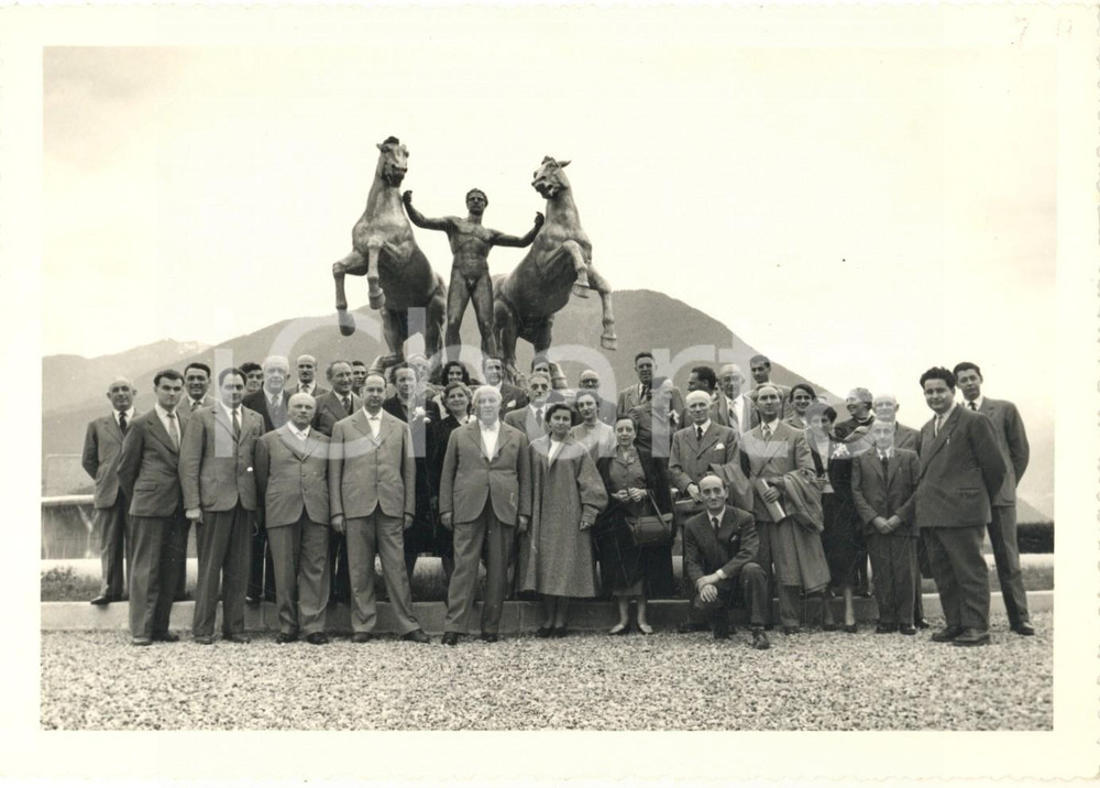 Fotografia d epoca originale 1960 ca GLORENZA Visitatori davanti al monumento L Energia Domata Foto 17x12 1