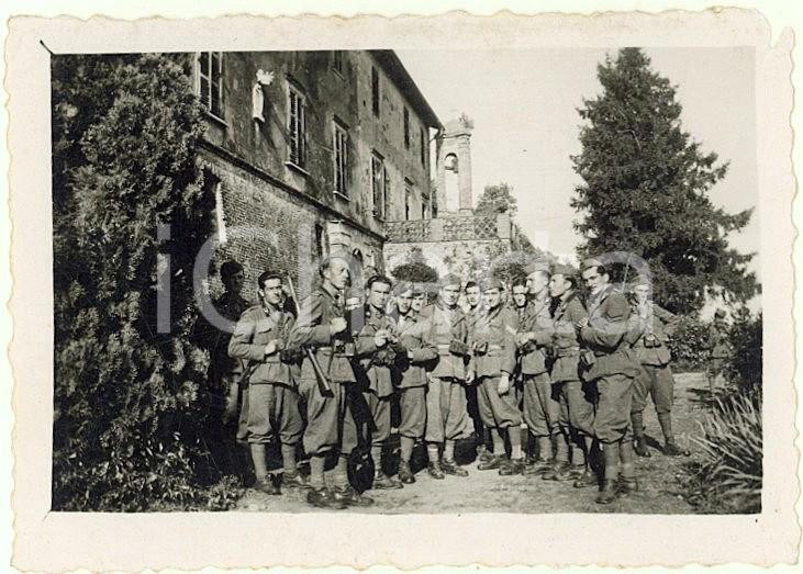 Fotografia d epoca originale 1940 ca WW2 TOSCANA ? Battaglione in un castello Fotografia 9x6 cm 1