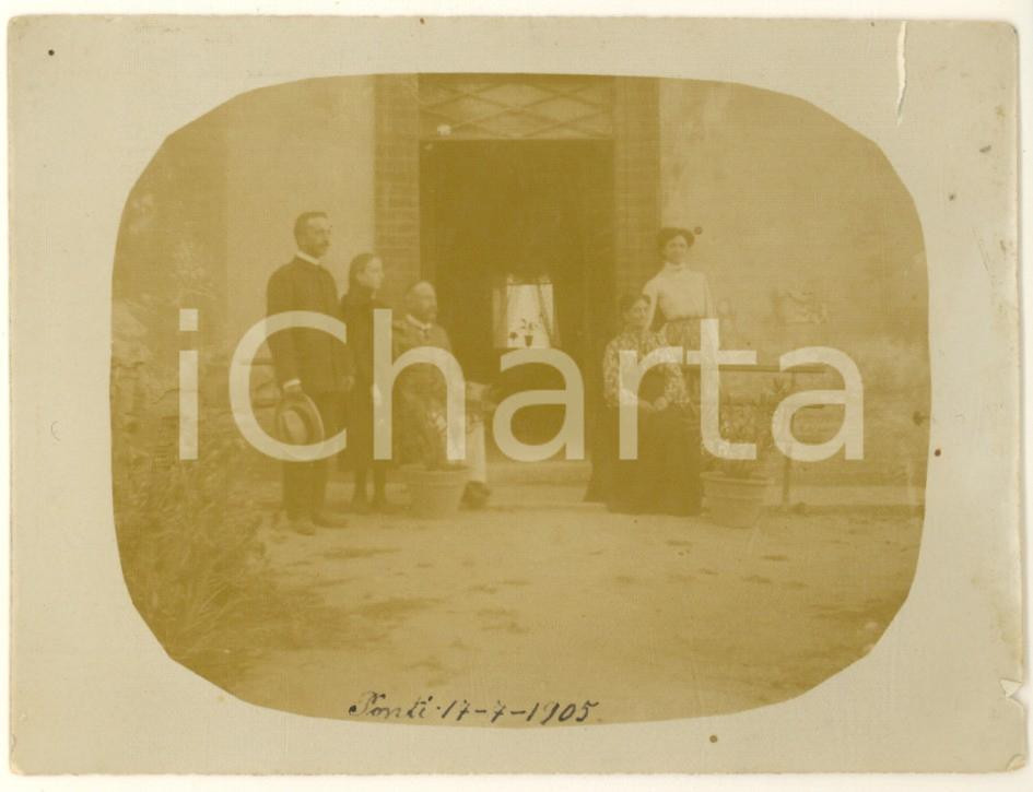 Fotografia d epoca originale 1905 PONTI AL Famiglia sulla soglia di una dimora rurale Foto COSTUME 12x9 cm 1