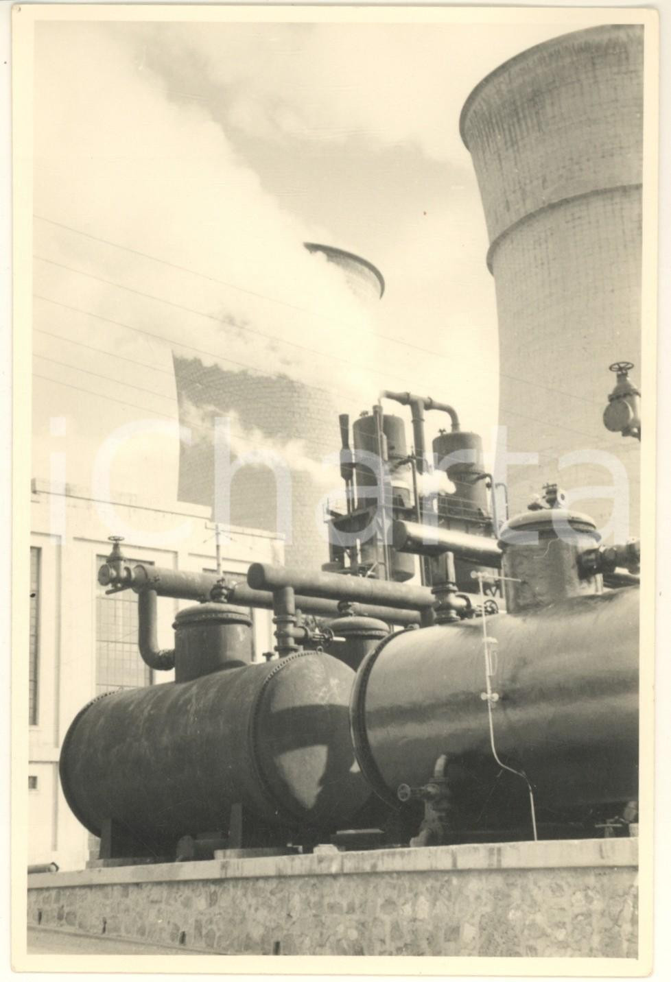 Fotografia d epoca originale 1950 ca LARDERELLO Centrale geotermica  Torri di raffreddamento Foto 12x18 1
