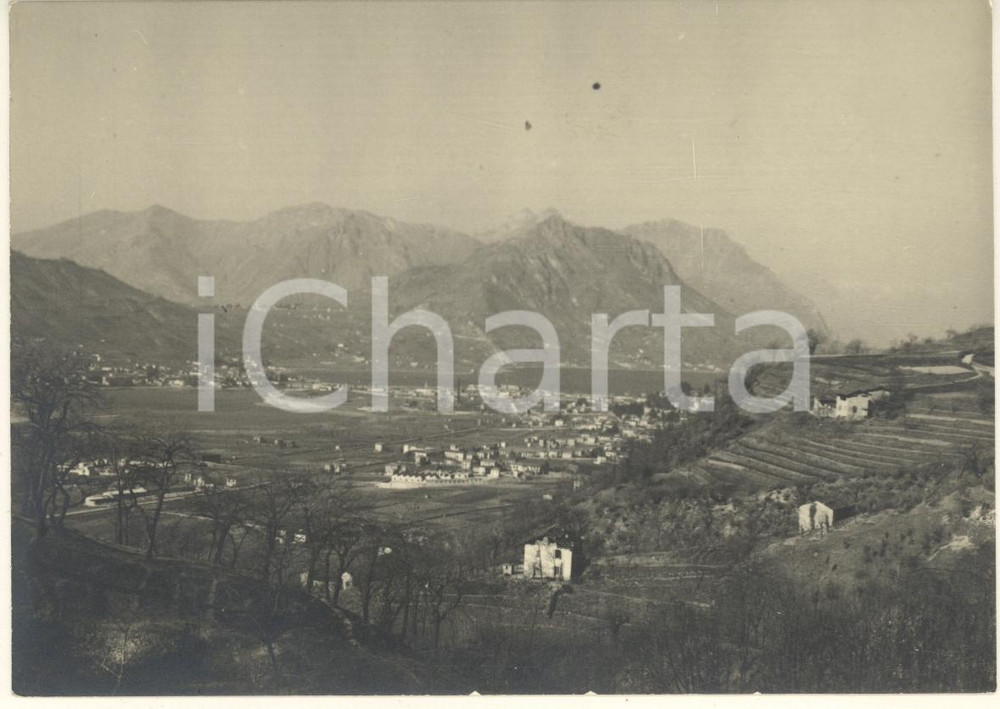Fotografia d epoca originale 1950 ca CALOLZIOCORTE Veduta con il monte Cornizzolo e il lago di Lecco Foto 1