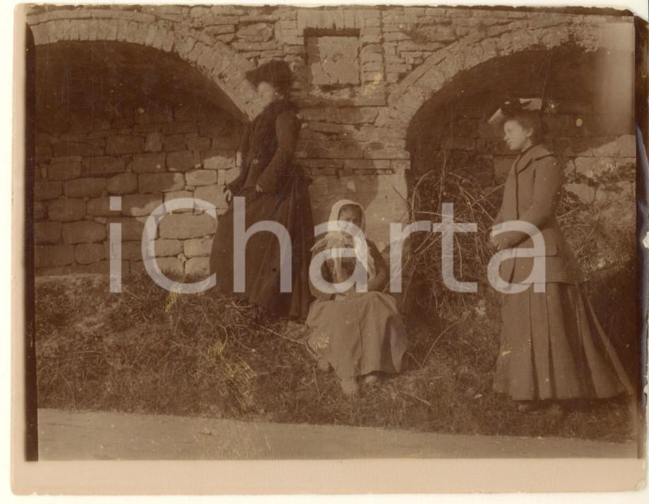 Fotografia d epoca originale 1910 ca AREA TORINO Nobildonne con una zingara sul prato Foto anonima 12x9 cm 1