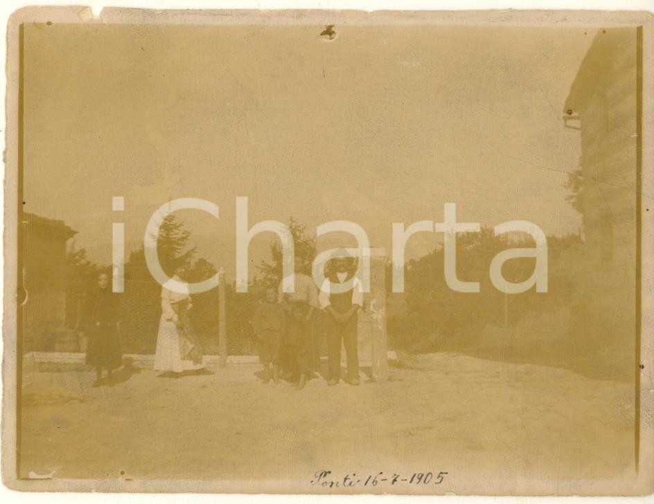 Fotografia d epoca originale 1905 PONTI AL Famiglia nel cortile di una dimora rurale Foto COSTUME 12x9 cm 1
