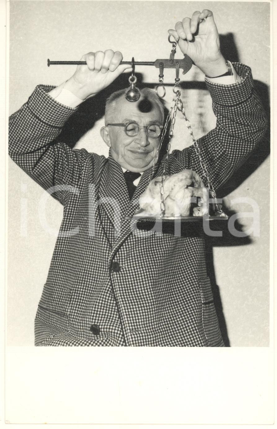 Fotografia d epoca originale 1950ca FOTOGRAFIA ANONIMA Pesatura pollo con bilancia a braccio Foto 12x18 1
