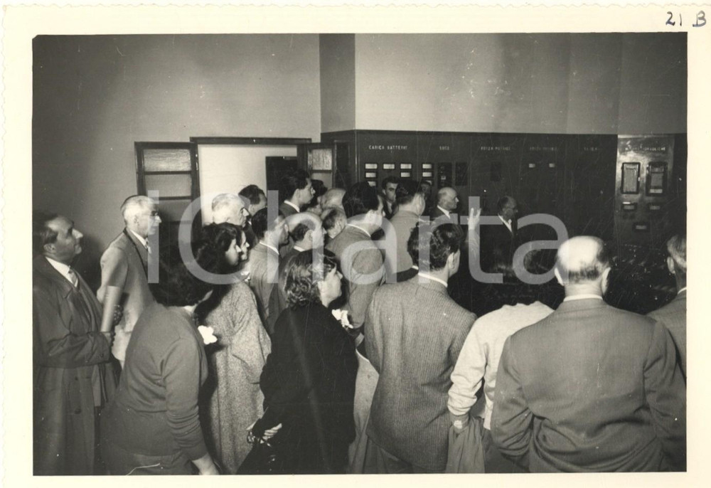 Fotografia d epoca originale 1960 ca GLORENZA BZ Visitatori alla centrale idroelettrica Foto 17x12 cm 1