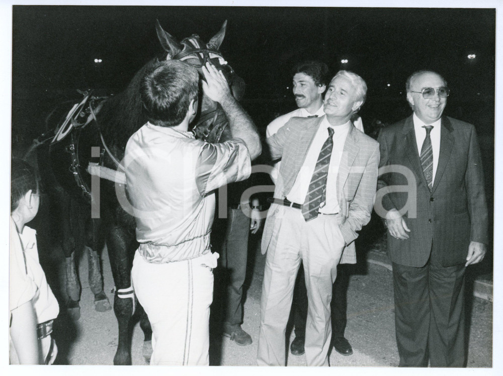 Fotografia d epoca originale 1980 ca ITALIA  IPPICA Scuderia BIASUZZI Premiazione gara equitazione  Foto 1