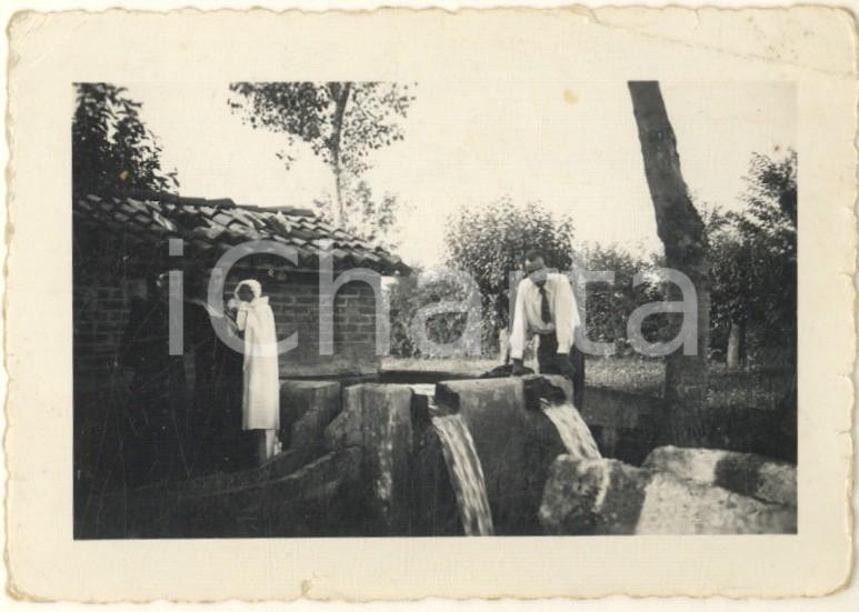 Fotografia d epoca originale 1936 CERCOLA NA Scena di famiglia con neonato alla fontana Foto 10x9 cm 1