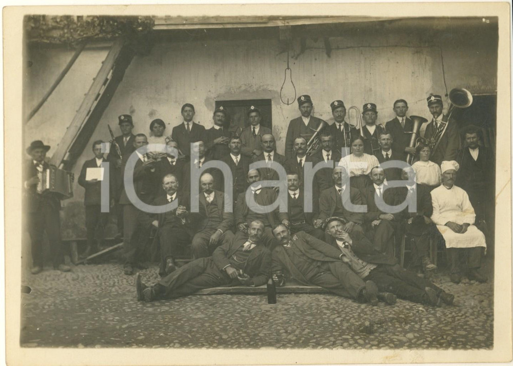 Fotografia d epoca originale 1915 ca NORD ITALIA Banda musicale presso trattoria di campagna BIRRA MENABREA 1