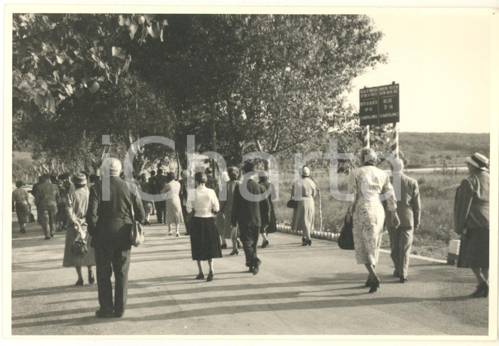 Fotografia d epoca originale 1960 ca Valico di SAN BARTOLOMEO ITALIAJUGOSLAVIA  Escursionisti Foto 17x12 cm 1