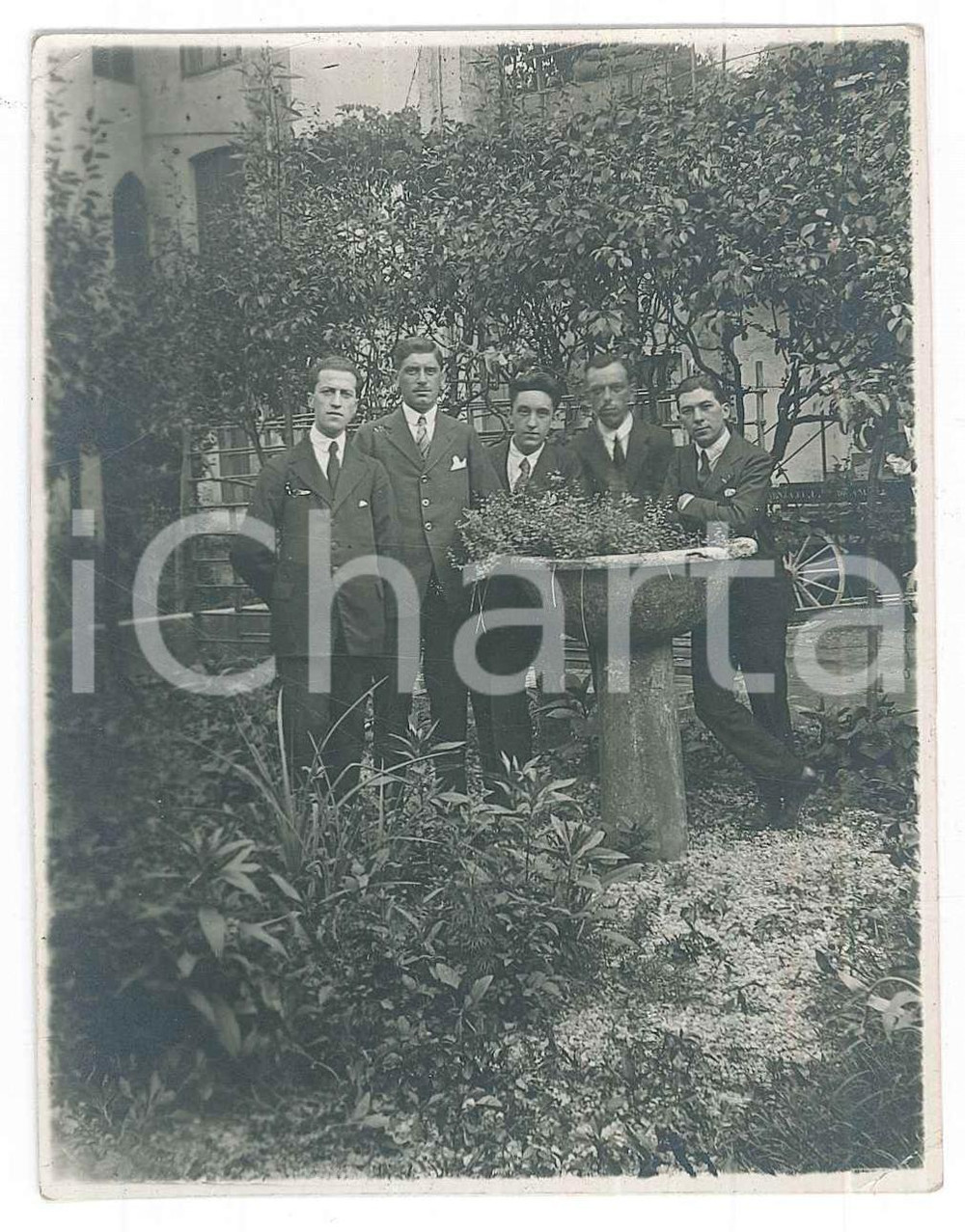 Fotografia d epoca originale 1919 VEROLANUOVA BS Uomini in un giardino  Foto di gruppo 8x10 cm 1