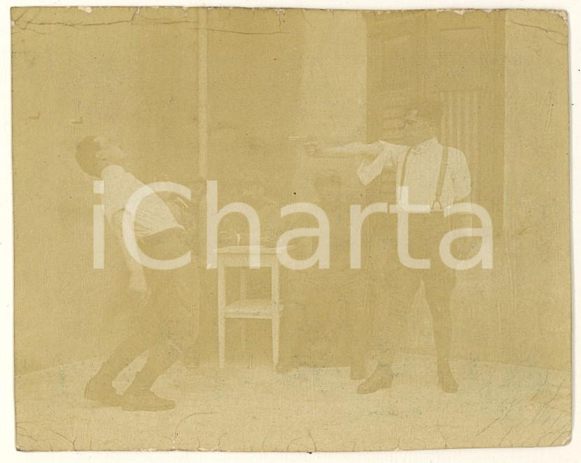Fotografia d epoca originale 1915 WW1 ZONA DI GUERRA Finto duello con pistole al comando italiano Foto 10x8 1