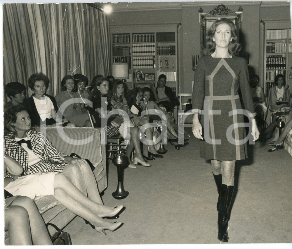 Fotografia d epoca originale 1960 ca ROMA Sfilata di MODA Modella con abito geometrico  Foto 24x20 cm 1