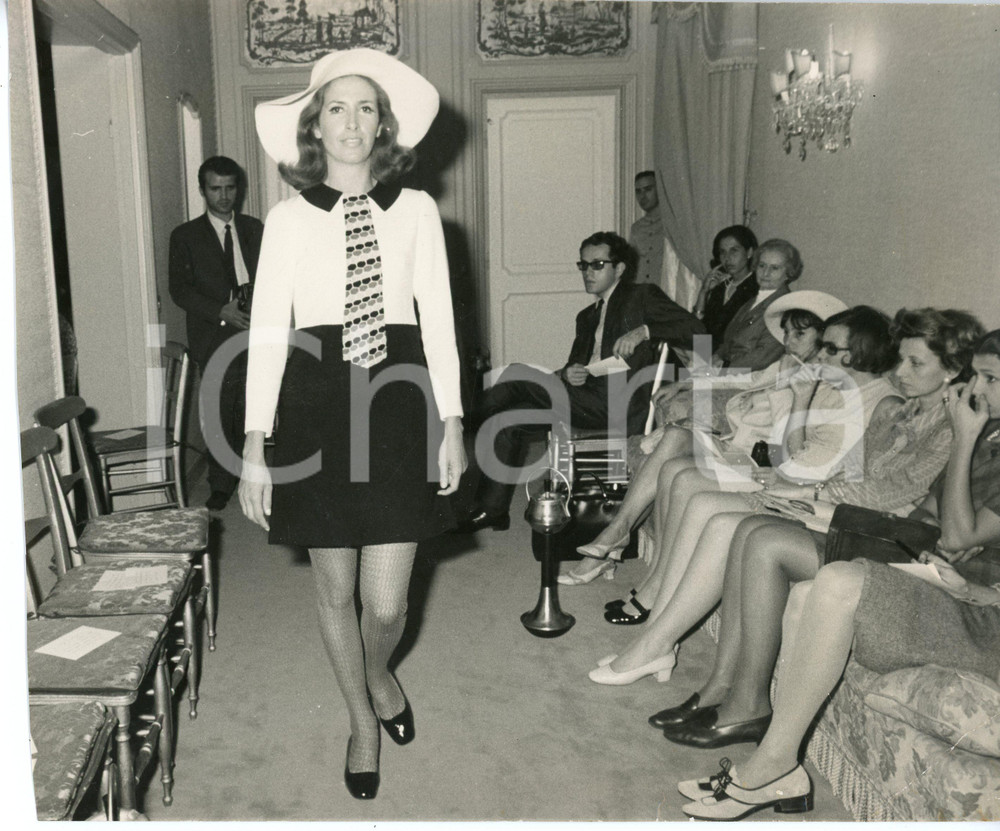 Fotografia d epoca originale 1960 ca ROMA Sfilata di MODA Modella con cravatta optical  Foto 24x20 cm 1