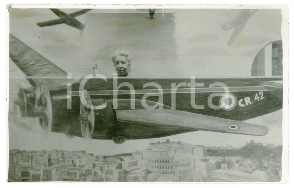 Fotografia d epoca originale 1935 ca UMORISMO Anziana sorvola Roma su finto aereo FIAT C.R.42 Cartolina 1