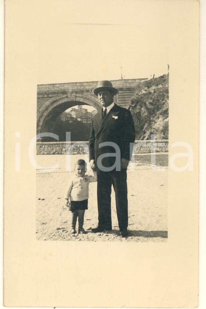 Fotografia d epoca originale 1940 ca ASCOLI PICENO Padre e figlio con il Ponte Nuovo Foto cartolina 9x14 cm 1
