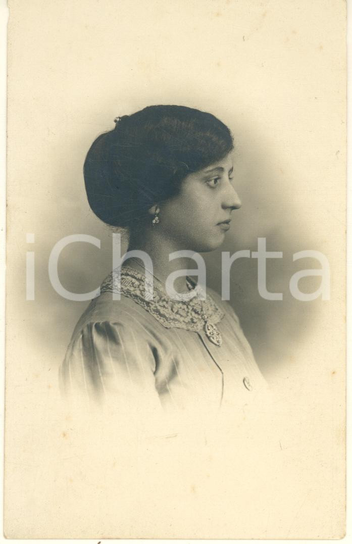 Fotografia d epoca originale 1915 ca ASCOLI PICENO Giovane donna con medaglione Foto cartolina F. C. CIOTTI 1