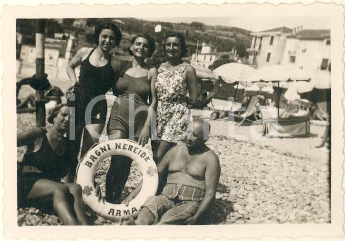 Fotografia d epoca originale 1940 ca ARMA DI TAGGIA IM Bagni NEREIDE  Villeggianti Foto COSTUME 9x6 cm 1