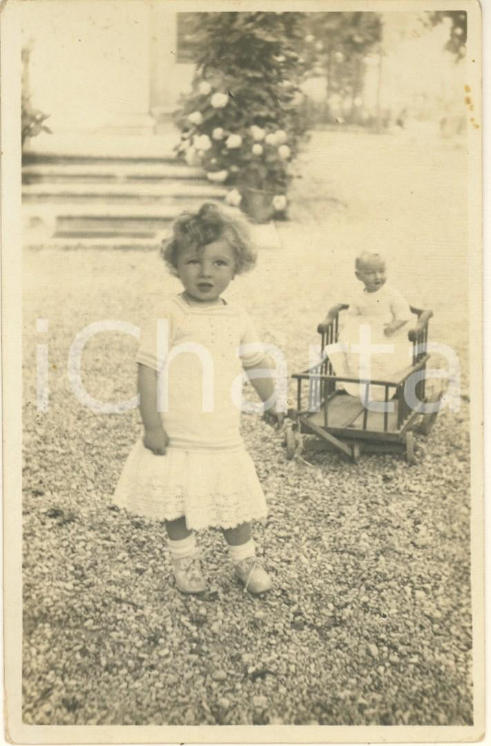 Fotografia d epoca originale 1915 TERNO D ISOLA BG Bambina con la bambola nel carretto Foto COSTUME 9x14 1