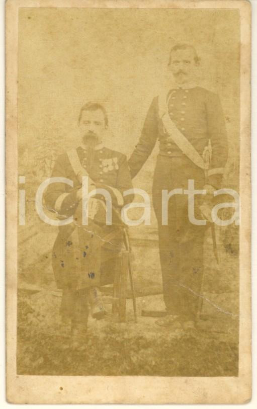 Fotografia d epoca originale 1870 ca RISORGIMENTO MILANO Due fratelli ufficiali in divisa Foto DANNEGGIATA 1
