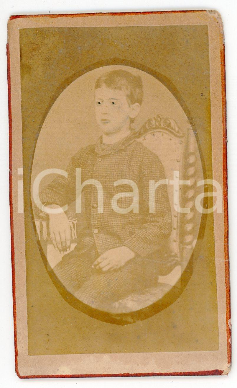 Fotografia d epoca originale 1910 ca VERONA Ritratto di ragazzo su poltrona POST MORTEM? Foto A. RICCI CDV 1
