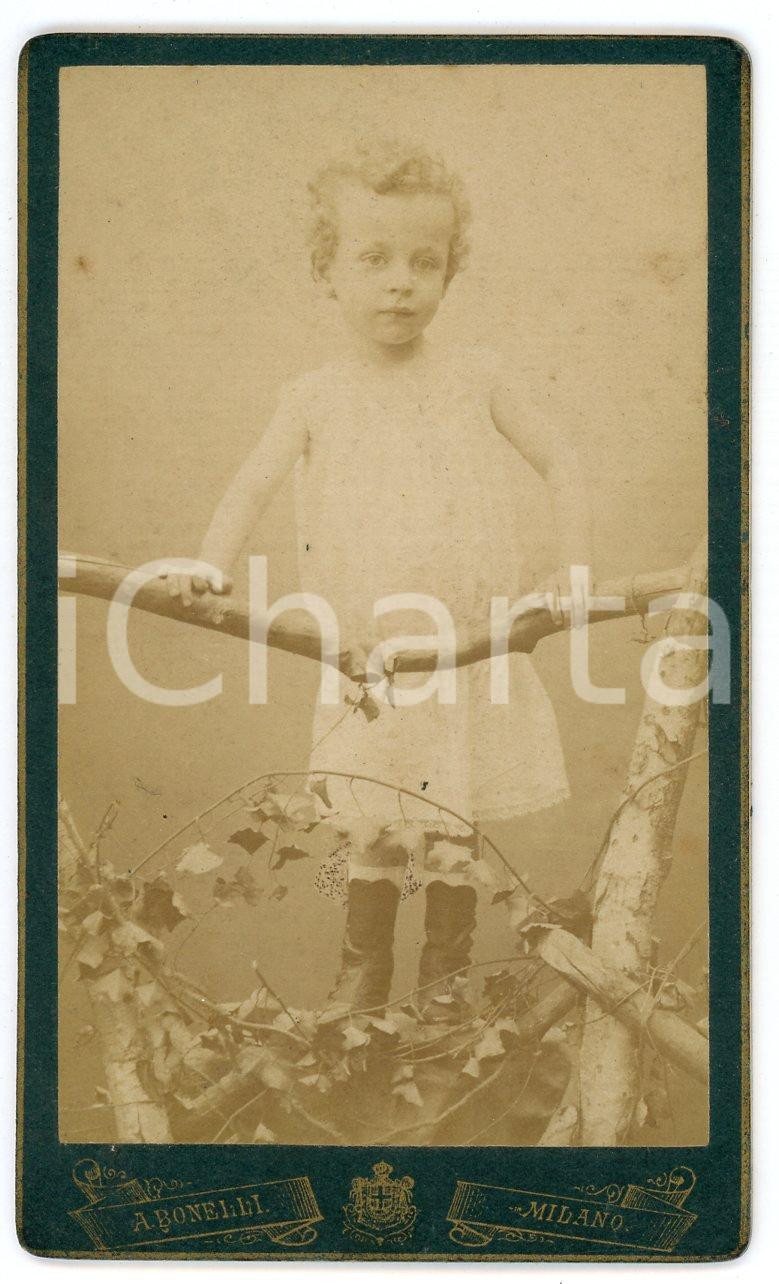 Fotografia d epoca originale 1900 ca MILANO Bambino ritratto con scenografia bucolica  Foto A. BONELLI  CDV 1