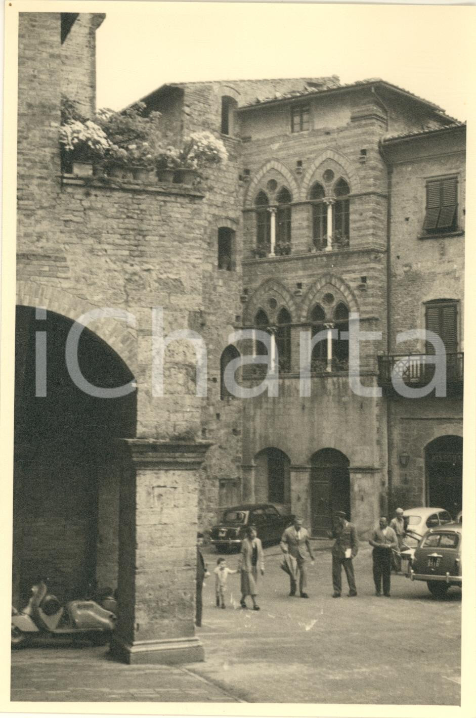 Fotografia d epoca originale 1960 ca SAN GIMIGNANO Piazza della Cisterna Foto vintage animata 12x17 cm 1
