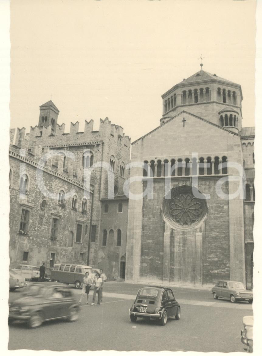 Fotografia d epoca originale 1965 ca TRENTO Piazza Duomo Foto artistica  Bozzetto cartolina ANIMATA auto 1