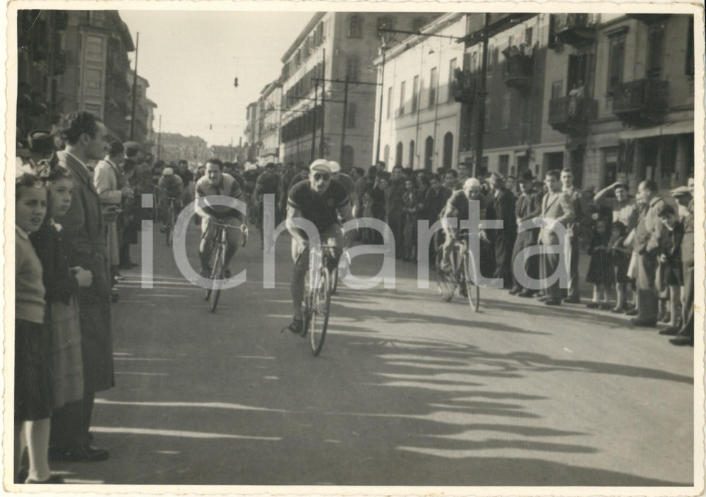 Fotografia d epoca originale 1945 ca TORINO CICLISMO DILETTANTI Passaggio dei corridori Foto 18x13 cm 2 1