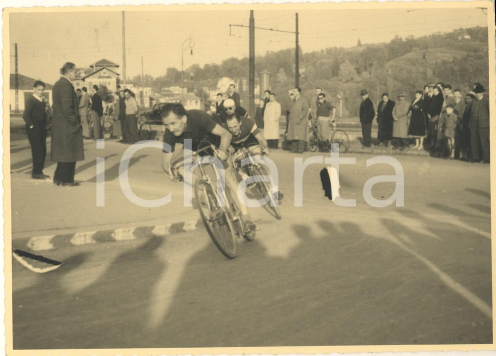 Fotografia d epoca originale 1945 ca TORINO CICLISMO DILETTANTI Passaggio sul Lungo Po Foto 18x13 cm 1