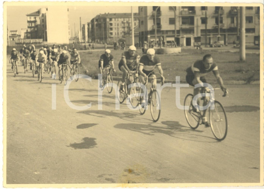 Fotografia d epoca originale 1945 ca TORINO CICLISMO DILETTANTI Passaggio dei corridori Foto 18x13 cm 1 1