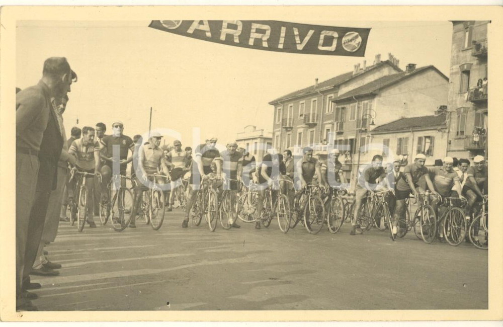 Fotografia d epoca originale 1945 ca TORINO CICLISMO DILETTANTI Corridori all arrivo Foto cartolina 1