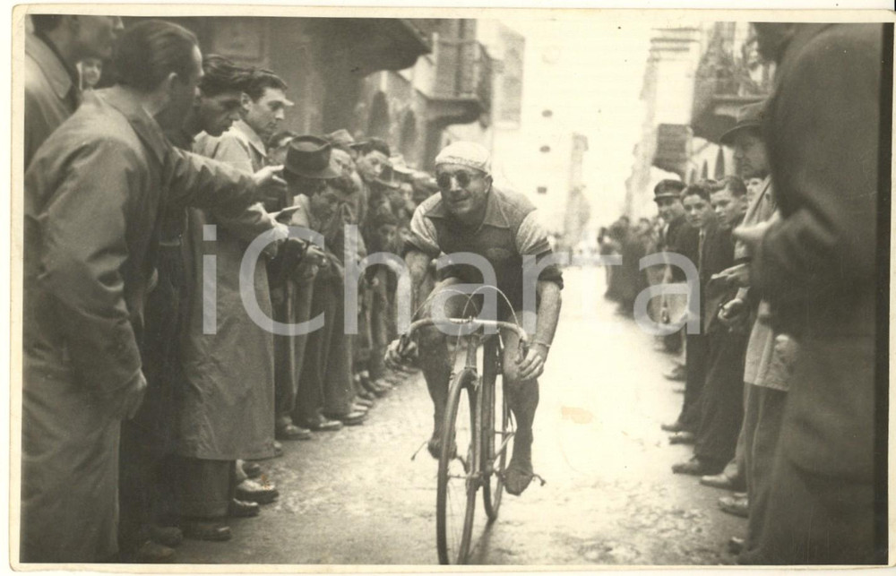 Fotografia d epoca originale 1945 ca TORINO CICLISMO DILETTANTI Passaggio di un corridore Foto 18x11 cm 1
