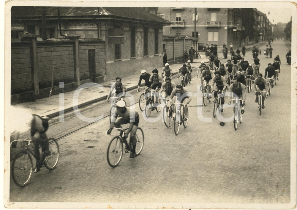 Fotografia d epoca originale 1935 ca TORINO CICLISMO DILETTANTI Corridori dopo la partenza Foto 18x13 cm 1
