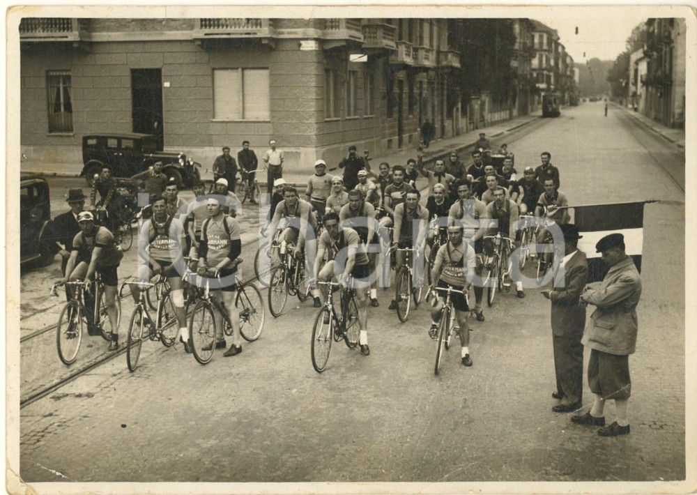 Fotografia d epoca originale 1935 ca TORINO CICLISMO DILETTANTI Partenza dei corridori Foto 18x13 cm 1