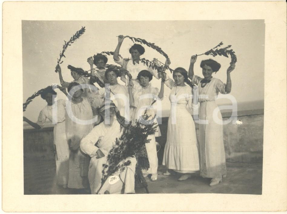 Fotografia d epoca originale 1920 ca FIUMICINO Teatro amatoriale  Villeggianti in posa Foto anonima 12x9 cm 1