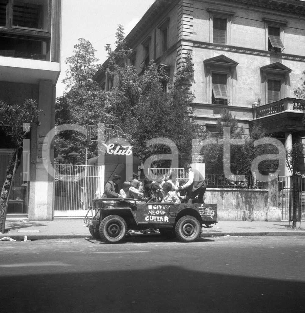 Fotografia d epoca originale 1965ca ROMA Ragazzi all ingresso del Piper Club NEGATIVO ORIGINALE 1