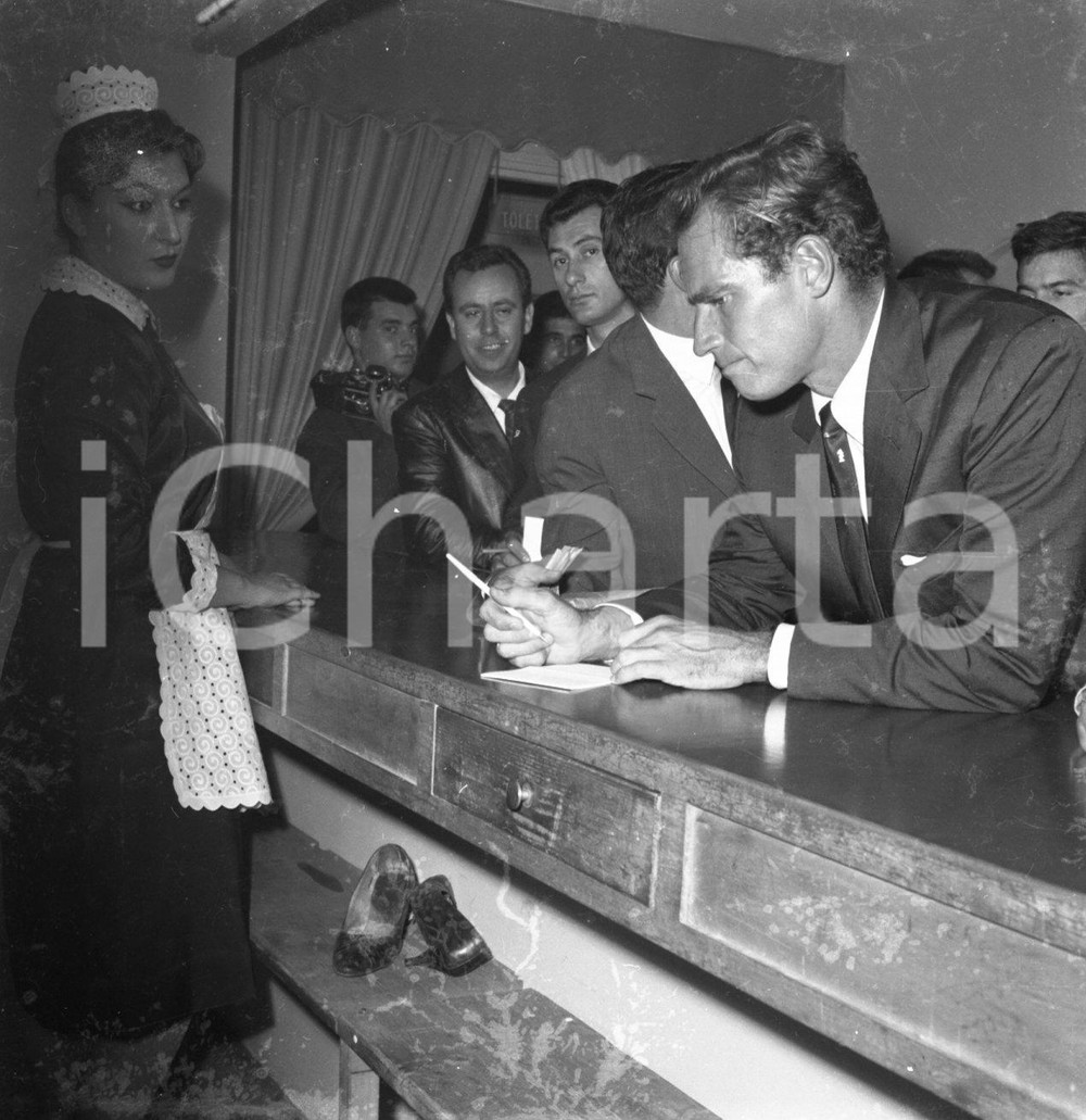 Fotografia d epoca originale 1960 ROMA Charlton HESTON alla prima del film Ben Hur NEGATIVO ORIGINALE 8 1