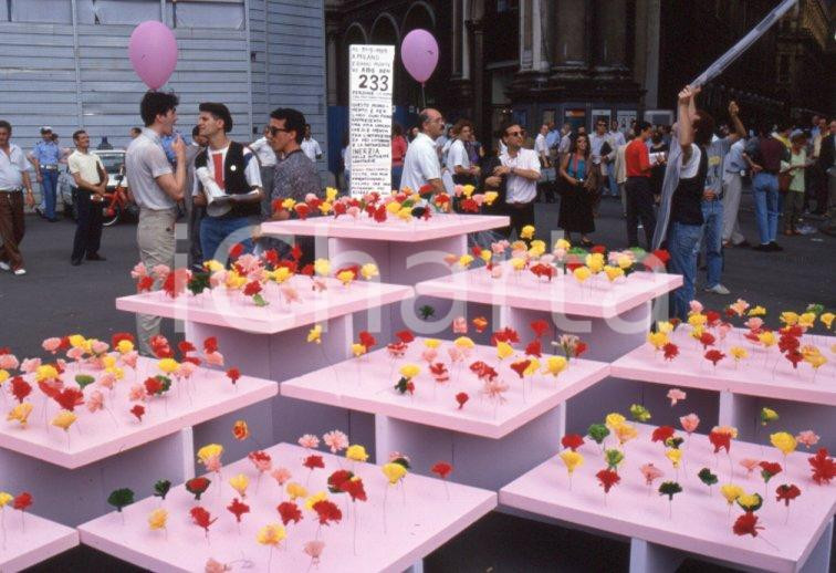 Fotografia d epoca originale 1990 MILANO ARCIGAY Manifestazione AIDS Piazza della Scala 35mm VINTAGE SLIDE 3 1