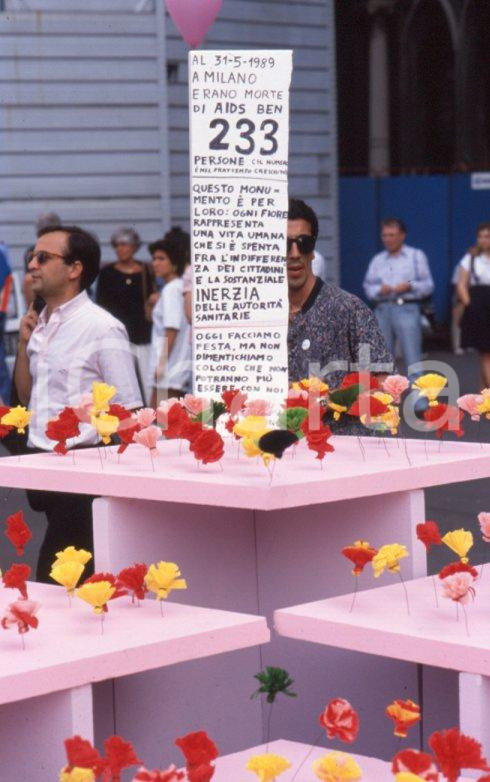 Fotografia d epoca originale 1990 MILANO ARCIGAY Manifestazione AIDS Piazza della Scala 35mm VINTAGE SLIDE 2 1