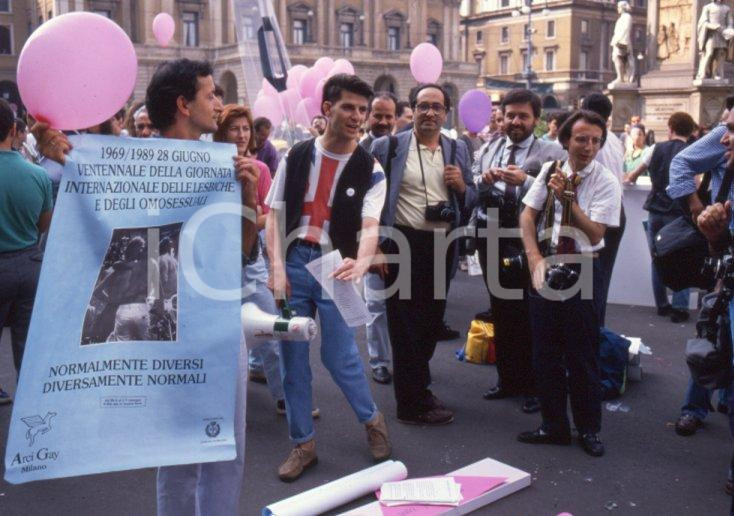 Fotografia d epoca originale 1990 MILANO ARCIGAY Manifestazione AIDS Piazza della Scala 35mm VINTAGE SLIDE 17 1