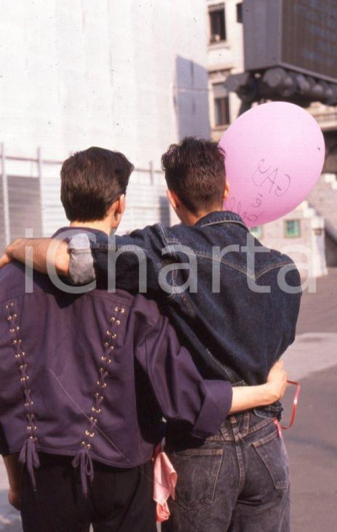 Fotografia d epoca originale 1990 MILANO ARCIGAY Manifestazione AIDS Piazza della Scala 35mm VINTAGE SLIDE 32 1