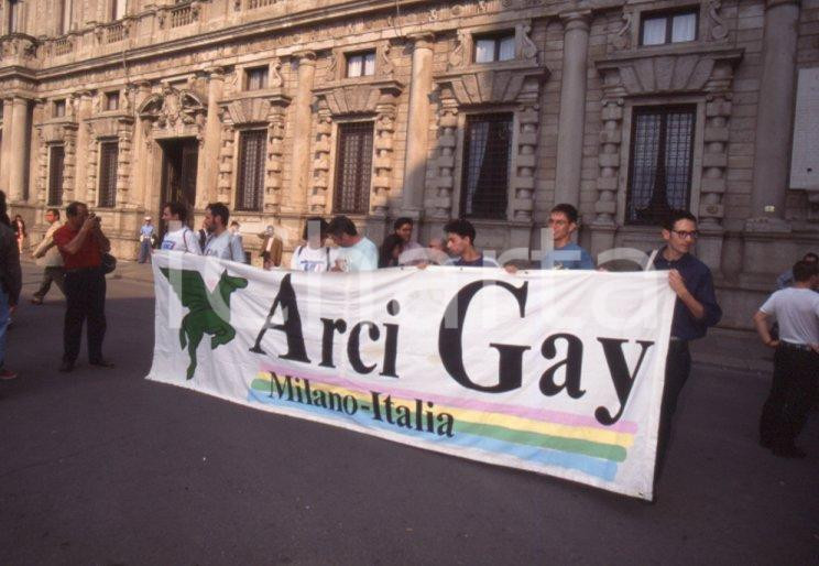 Fotografia d epoca originale 1990 MILANO Manifestazione ARCIGAY Piazza della Scala  35mm VINTAGE SLIDE 1 1