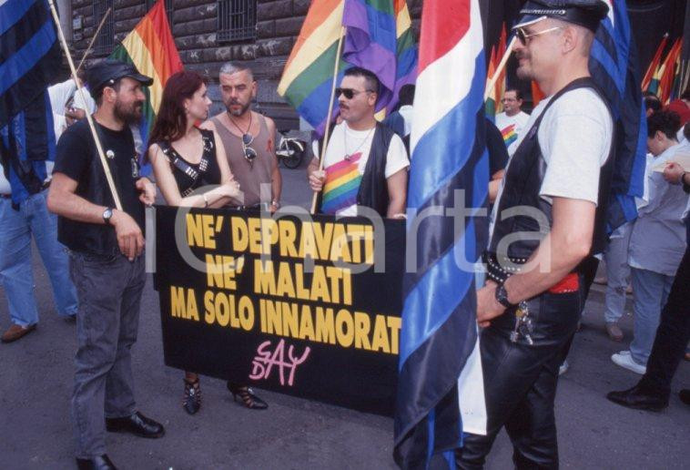 Fotografia d epoca originale 1989 MILANO Manifestazione LGBT Arci Gay p.za della Scala 35mm VINTAGE SLIDE 62 1