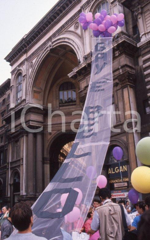 Fotografia d epoca originale 1990 MILANO ARCIGAY Manifestazione AIDS Piazza della Scala 35mm VINTAGE SLIDE 18 1