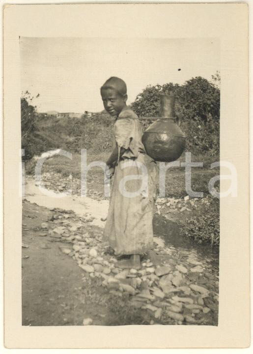 Fotografia d epoca originale 1935 ca AOI ETIOPIA Bambina portatrice d acqua Foto COSTUME 6x9 cm 1