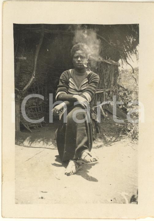 Fotografia d epoca originale 1935 ca AOI ETIOPIA Donna indigena fuma un sigaro Foto 6x9 cm 1